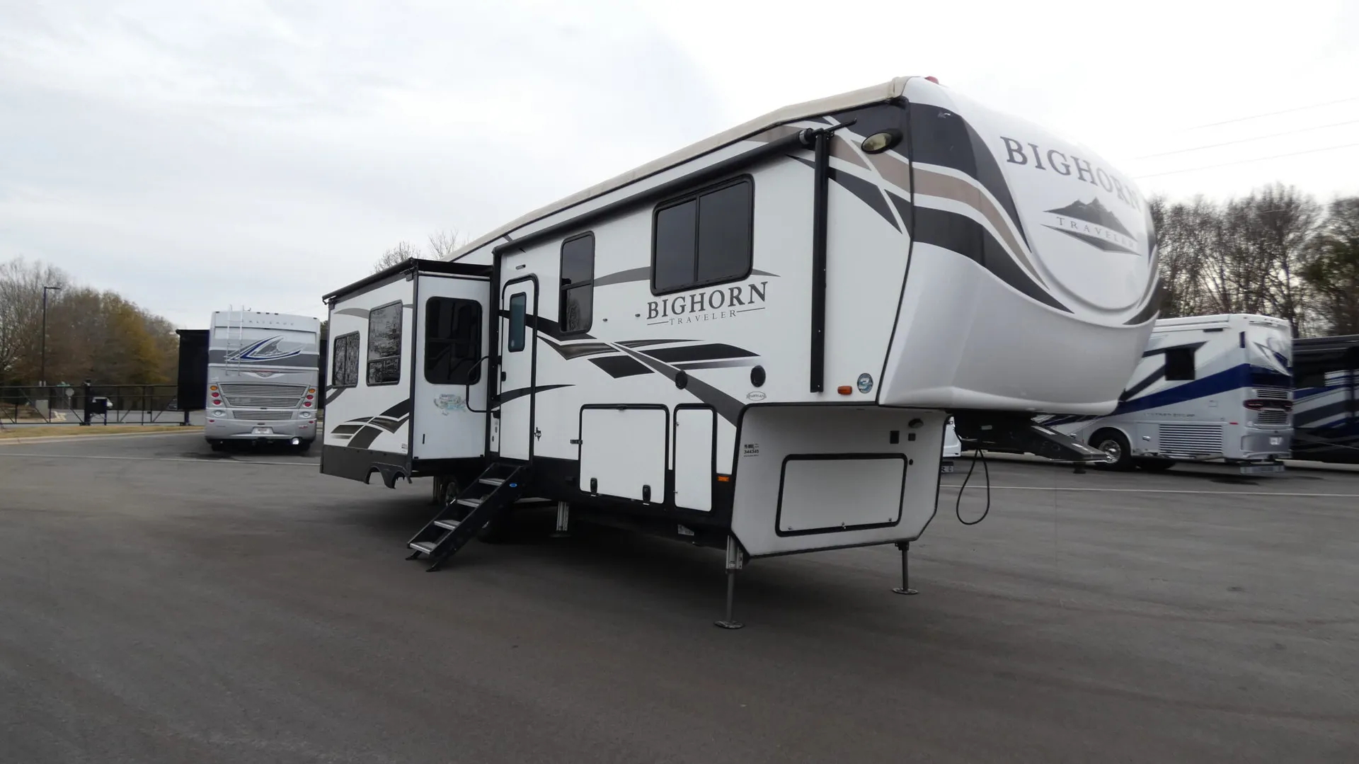 2020 Heartland Bighorn Traveler 32RS - Photo 2