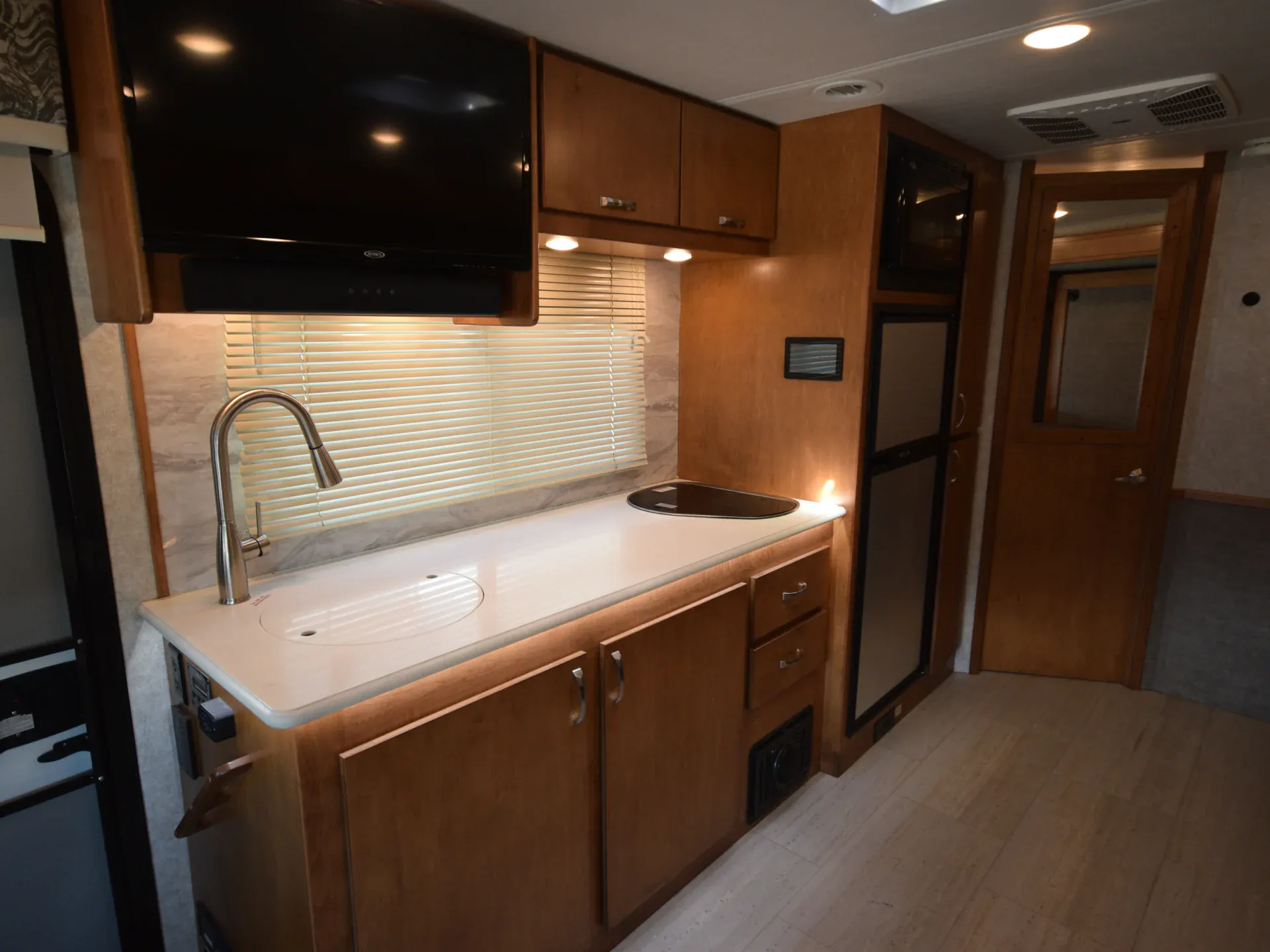 2021 Renegade RV Villagio 25RML dealer photo 5 from La Mesa RV Center