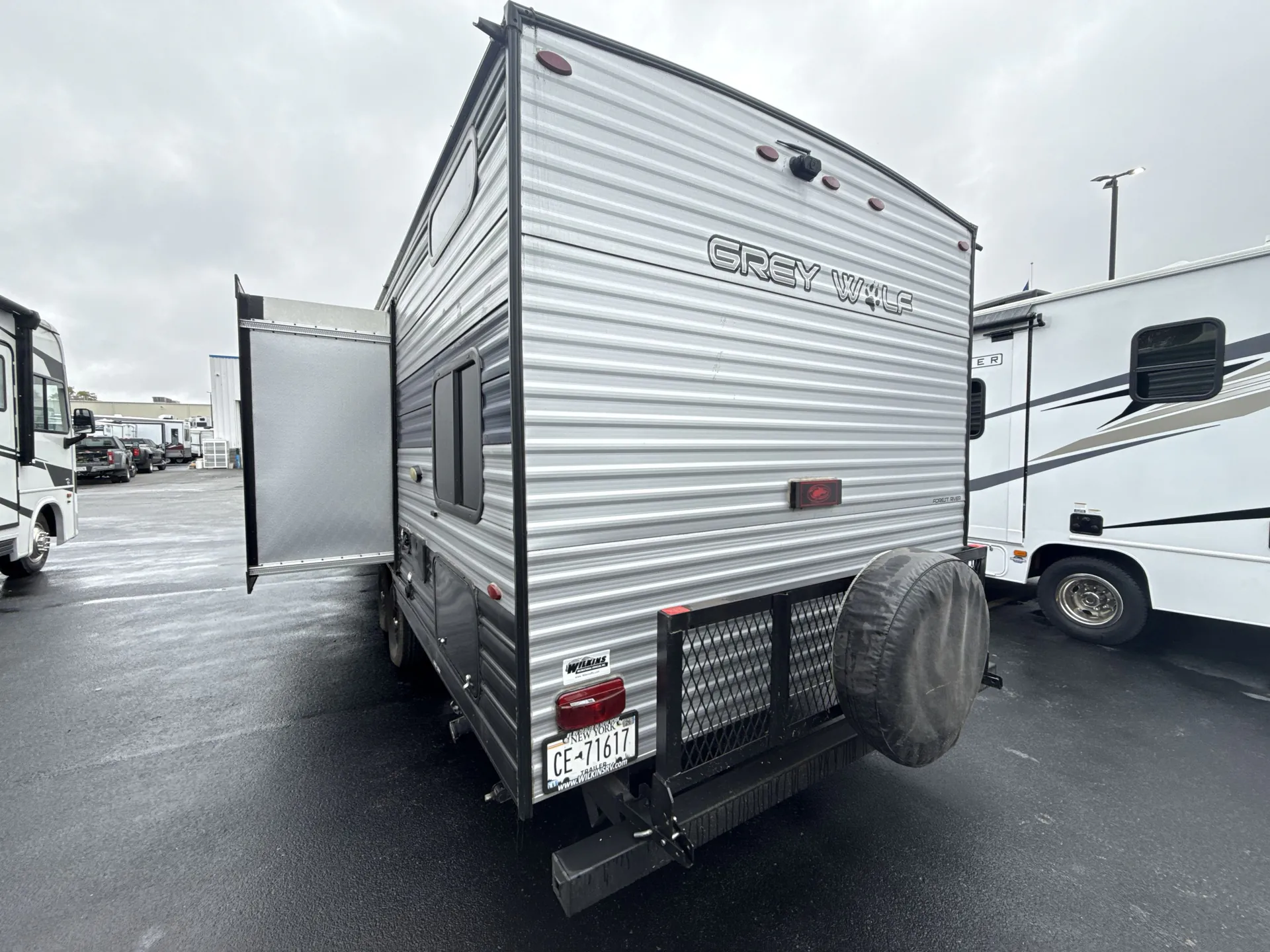 2022 Forest River Cherokee Grey Wolf 26DBH — backside
