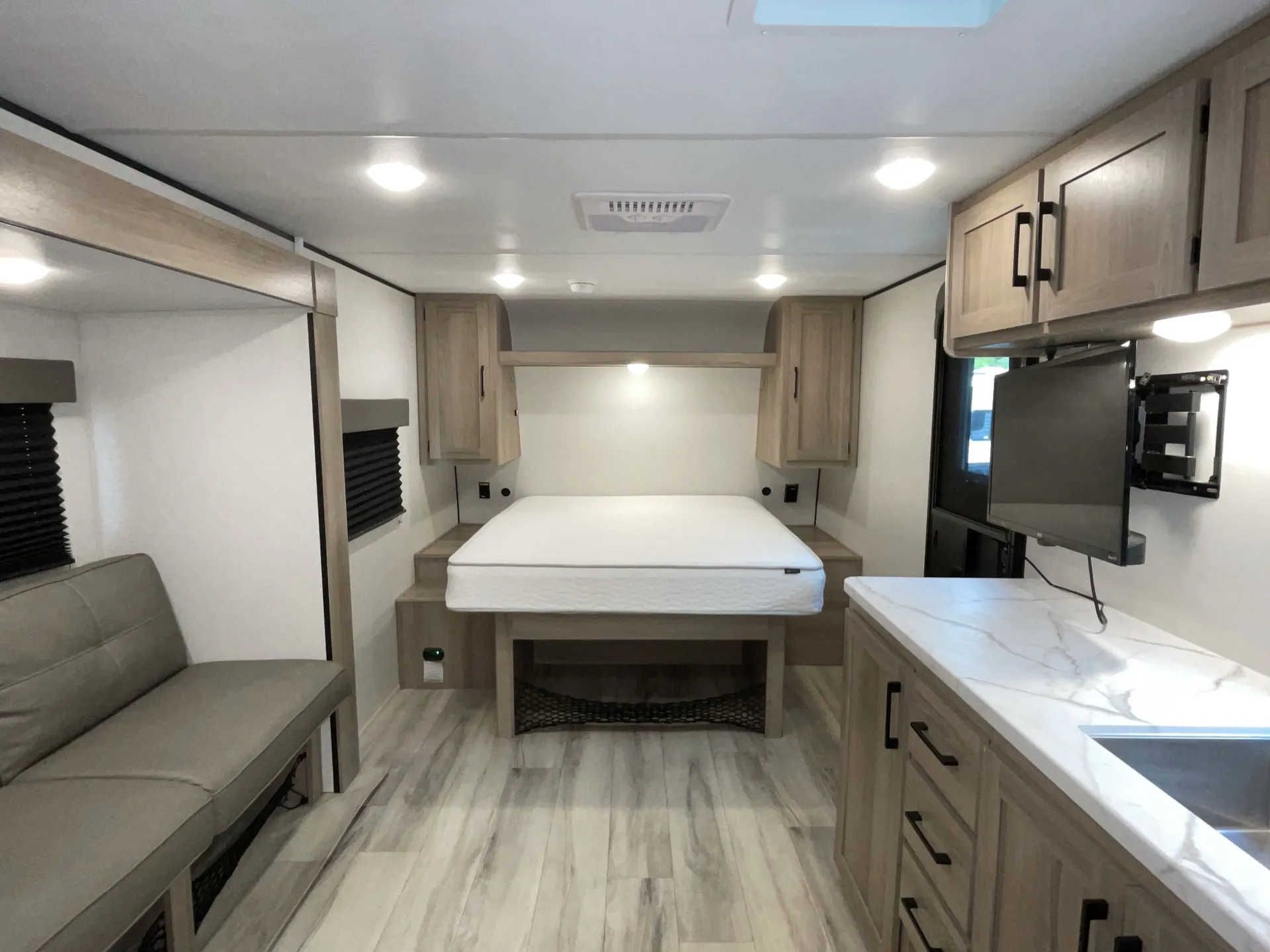 2025 Keystone Coleman Light 18RX — living area main