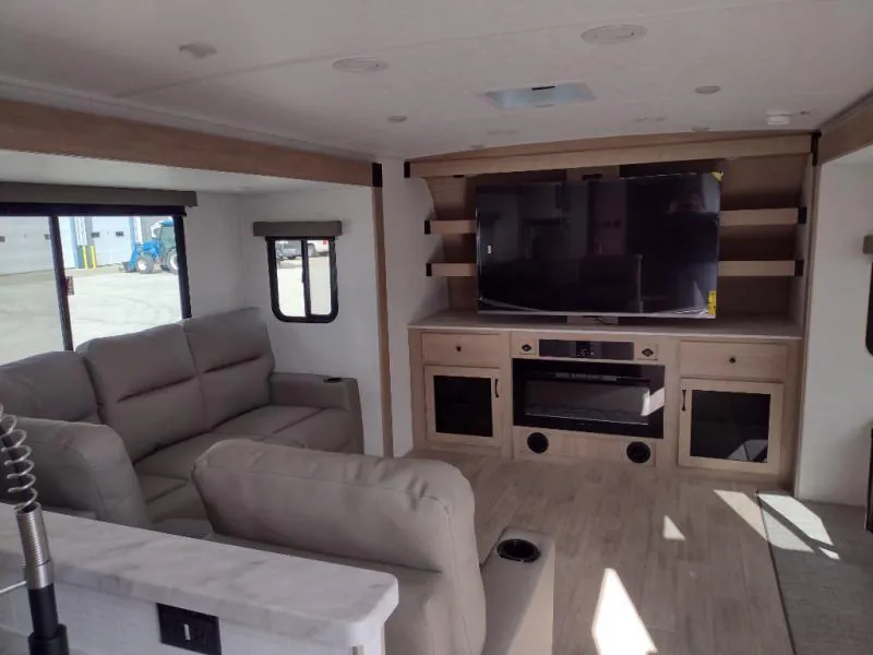 2025 Palomino Solaire 3300FLBS - Photo 4