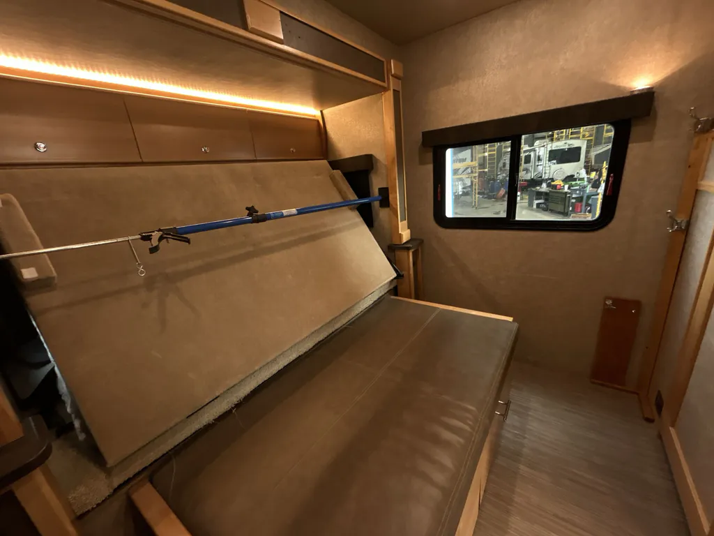 2017 Tiffin Wayfarer 24 QW, Photos photo 16