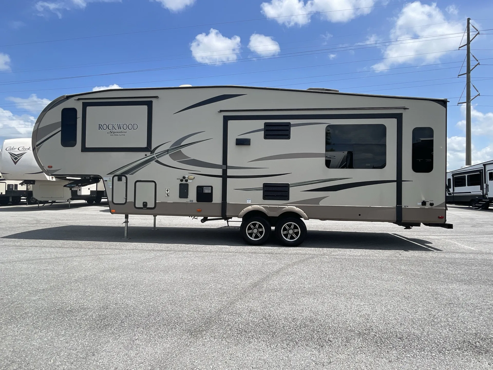 2018 Forest River Rockwood Signature Ultra Lite 8289WS — off campside