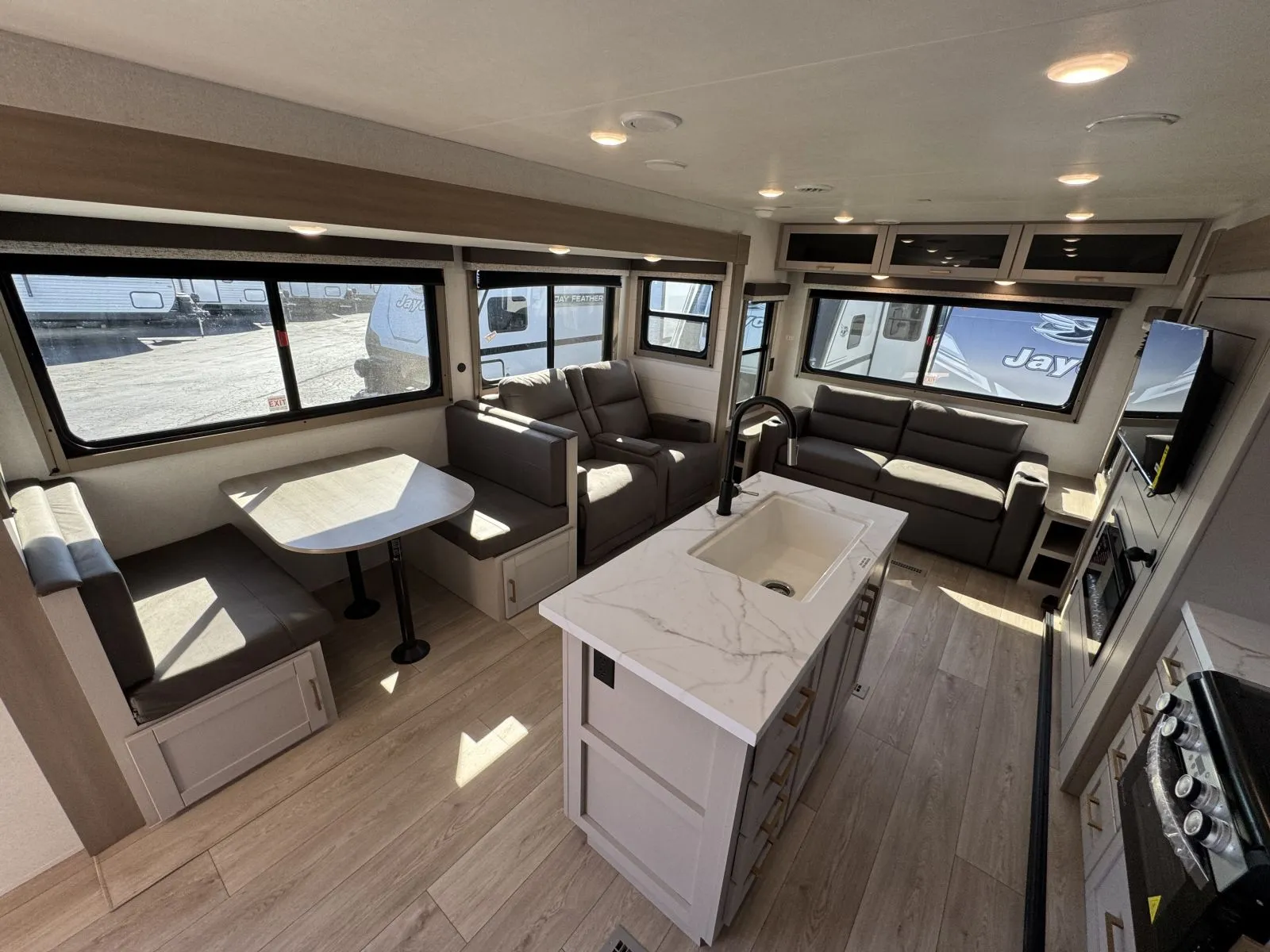 2027 Jayco JAY FLIGHT 290RLS - Photo 4