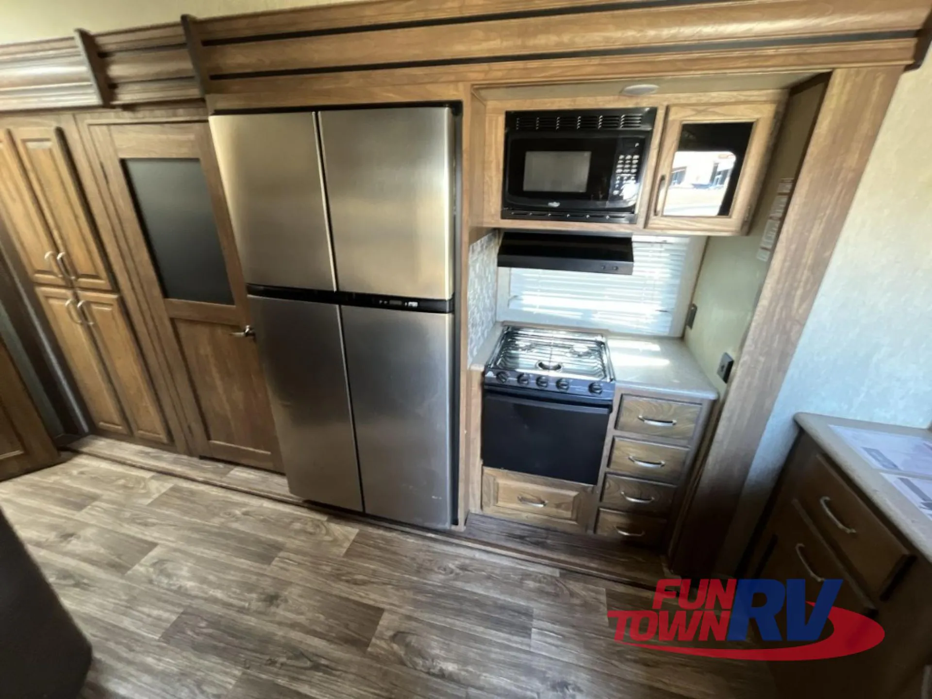 2016 Keystone Laredo 340FL - Photo 3