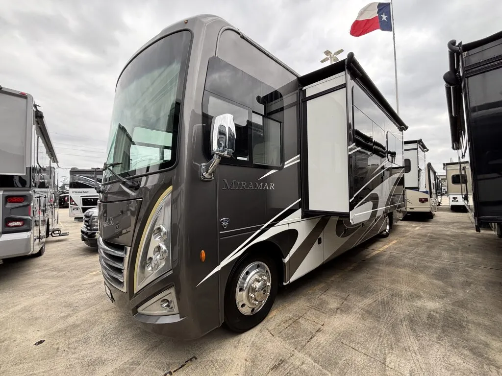 2022 Thor Motor Coach Miramar 37.1 - Photo 4