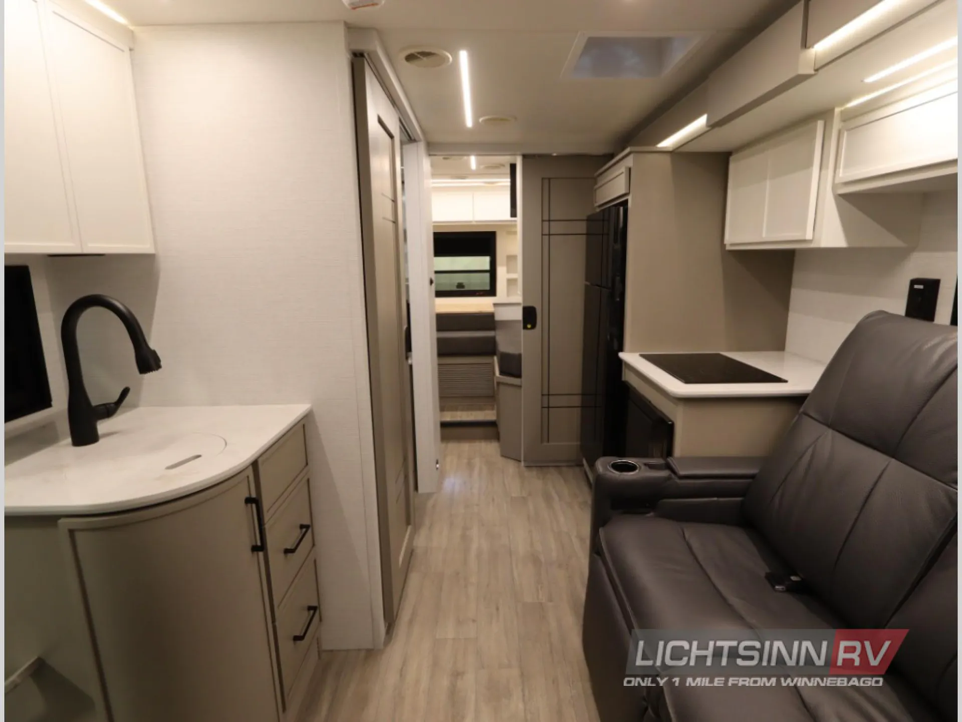 2027 Newmar Freedom Aire 2512 - Photo 3
