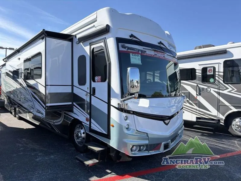 2026 Fleetwood Discovery LXE 44B - Photo 2