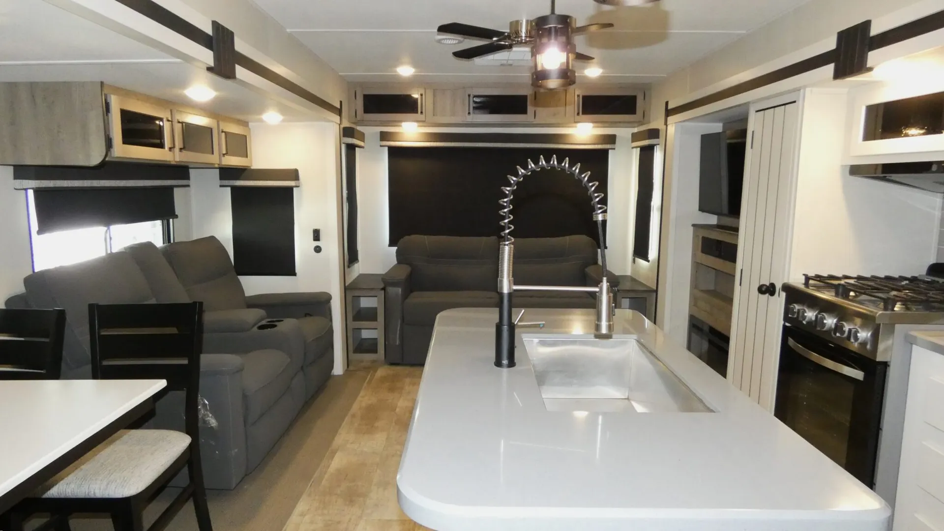 2025 Palomino Puma Destination 38RLB - Photo 3