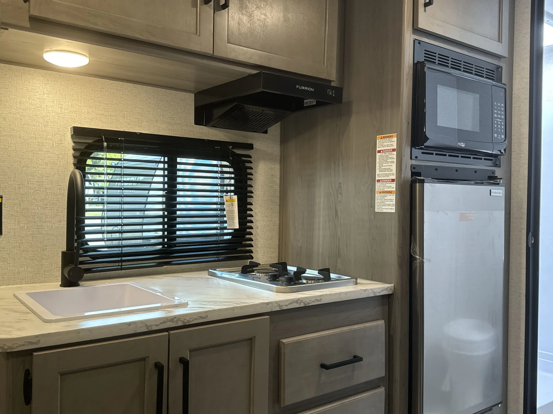 2025 Keystone Hideout Sport 175BH — kitchen