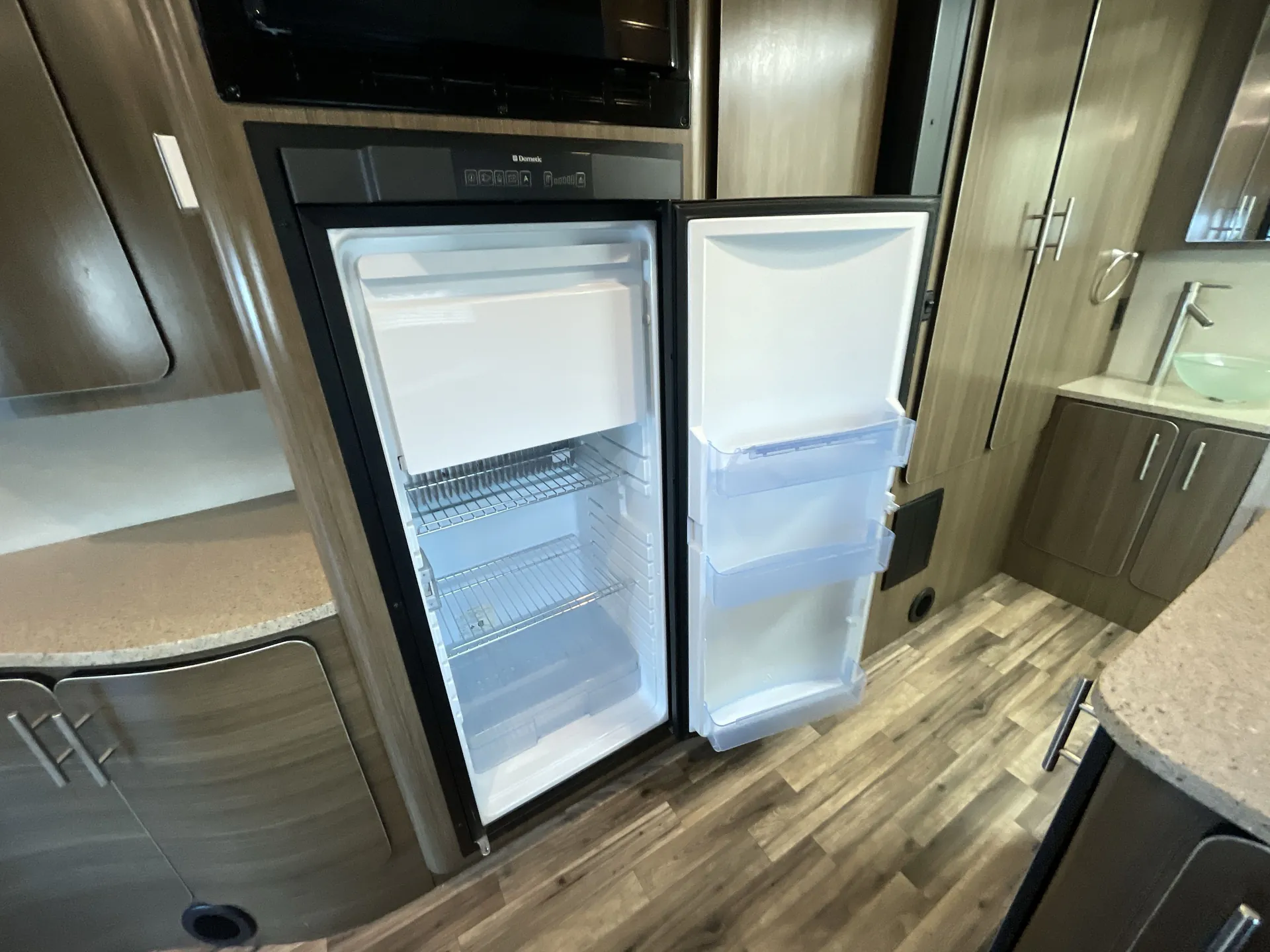 2015 Renegade RV Villagio 25TBS dealer photo 9 from Camping World