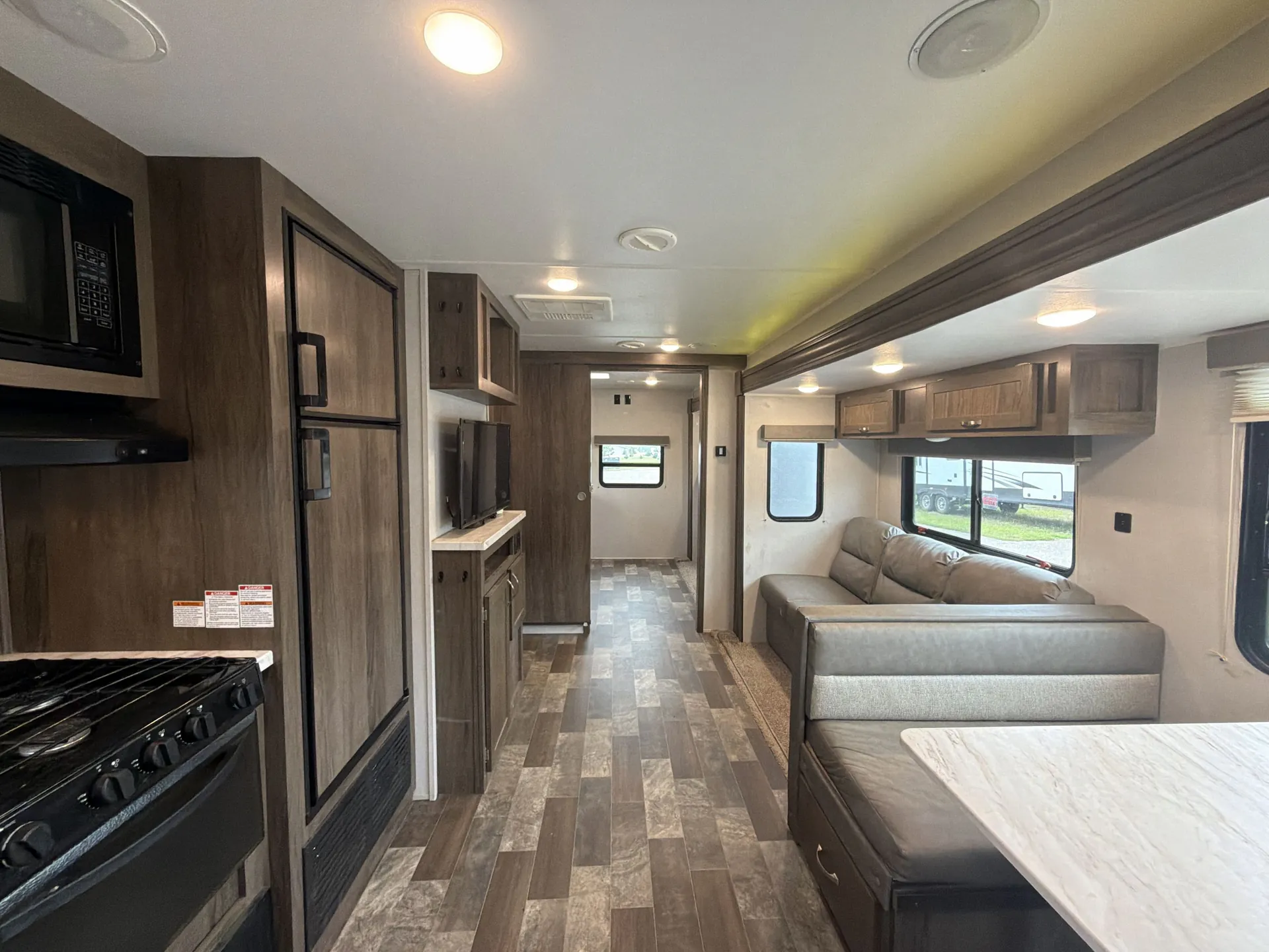 2020 East to West Silver Lake 31KBH — living area main