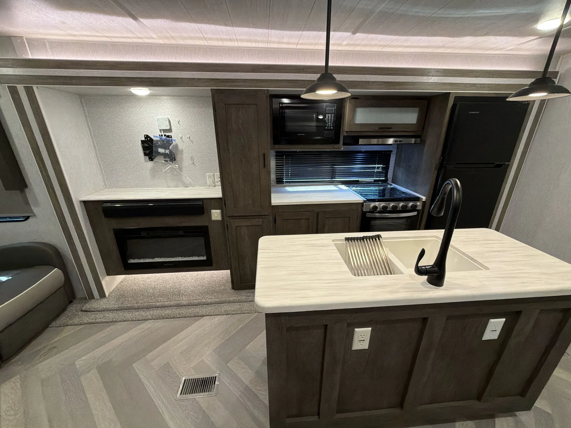 2022 Forest River Wildwood 27RE — off campside