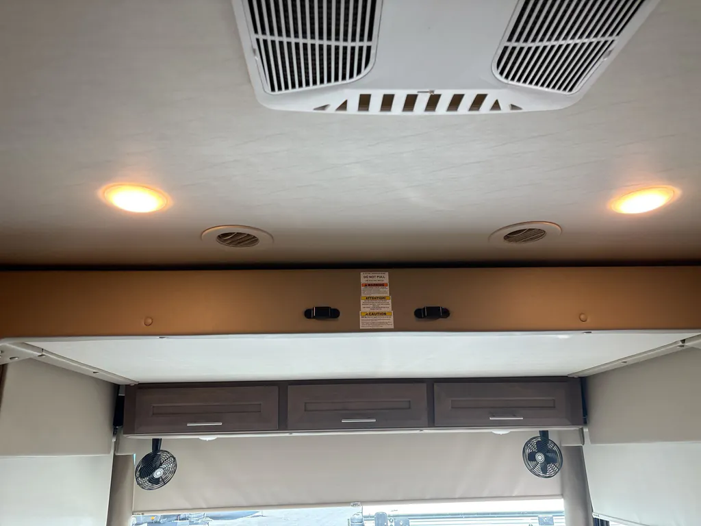 2022 Thor Motor Coach Challenger 35MQ, Photos photo 19
