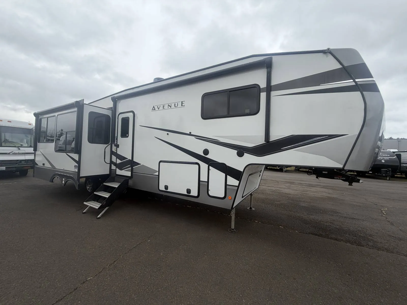 2022 Alliance RV Avenue 32RLS - Photo 2