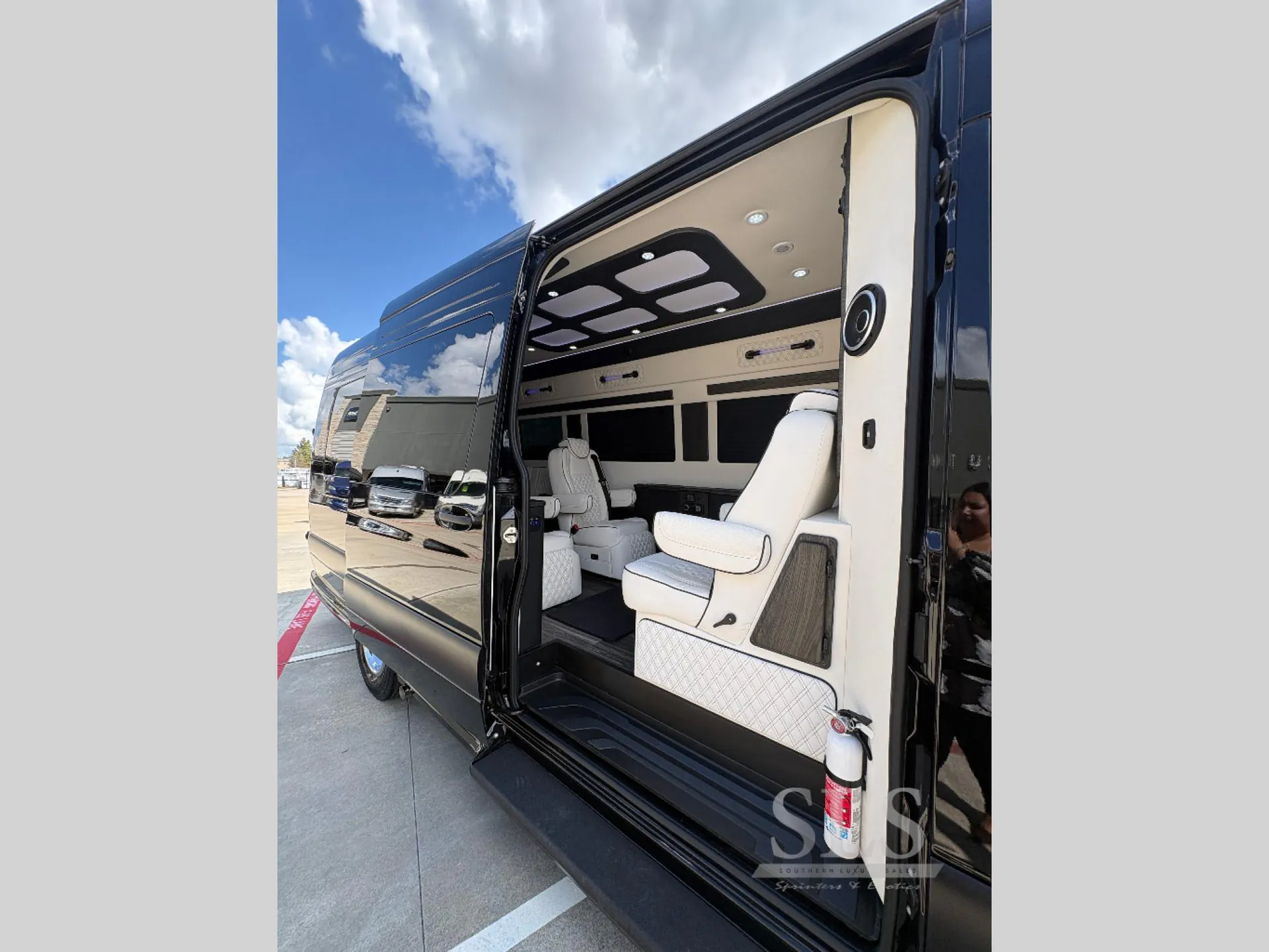2027 OGV Luxury Coach V-Drive 10OB - Photo 4