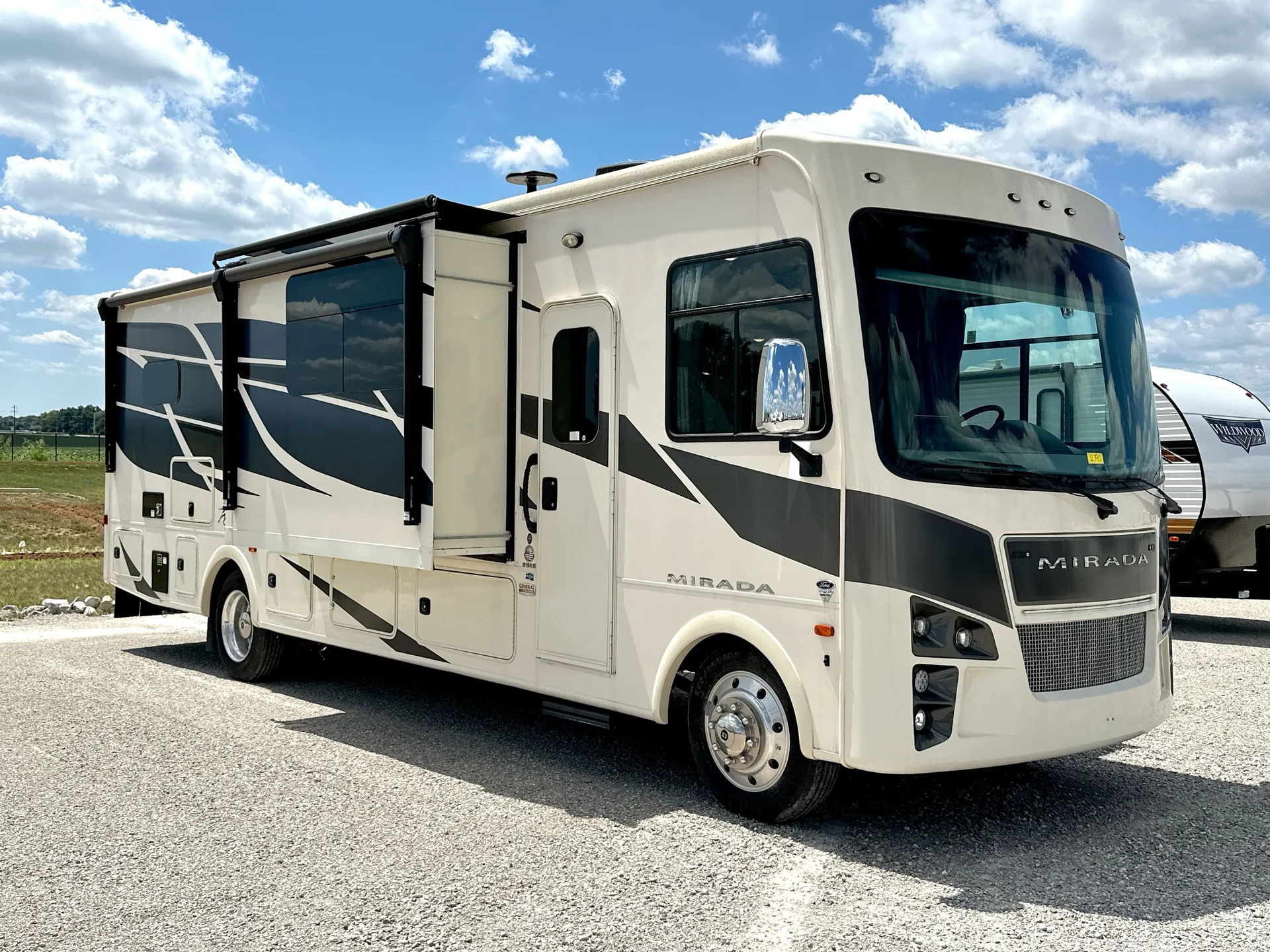 2022 Coachmen Mirada 315KS - Photo 2