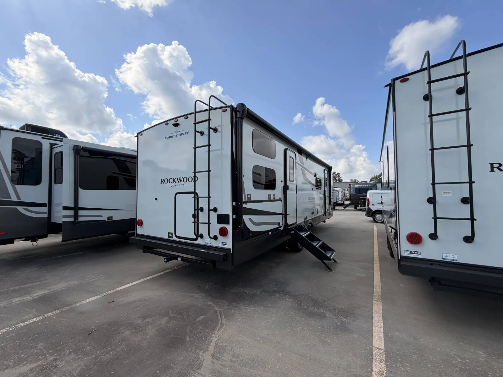 2027 Forest River Rockwood Ultra Lite 2706BH - Photo 4