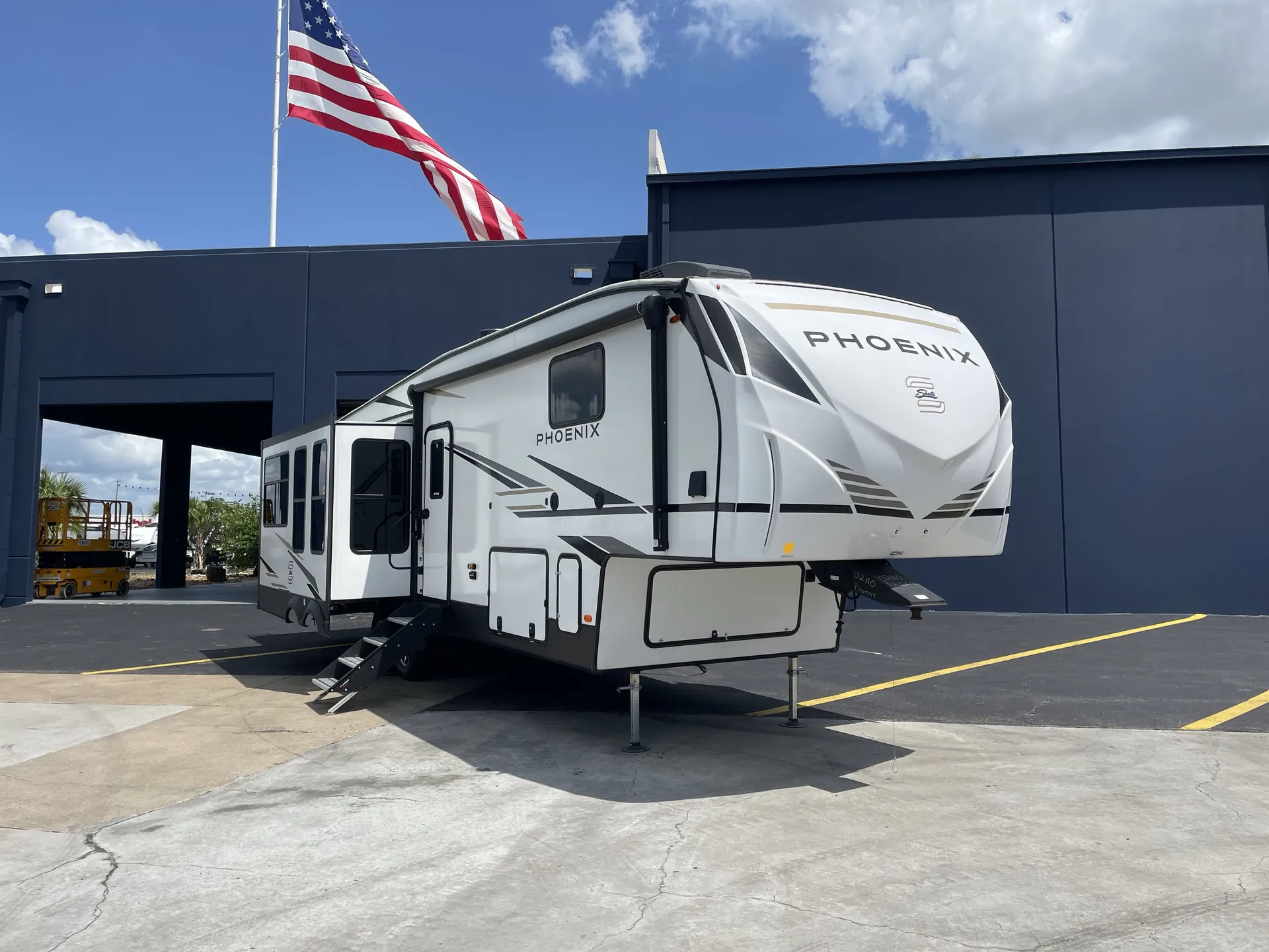 2024 Shasta Phoenix 336RL - Photo 2