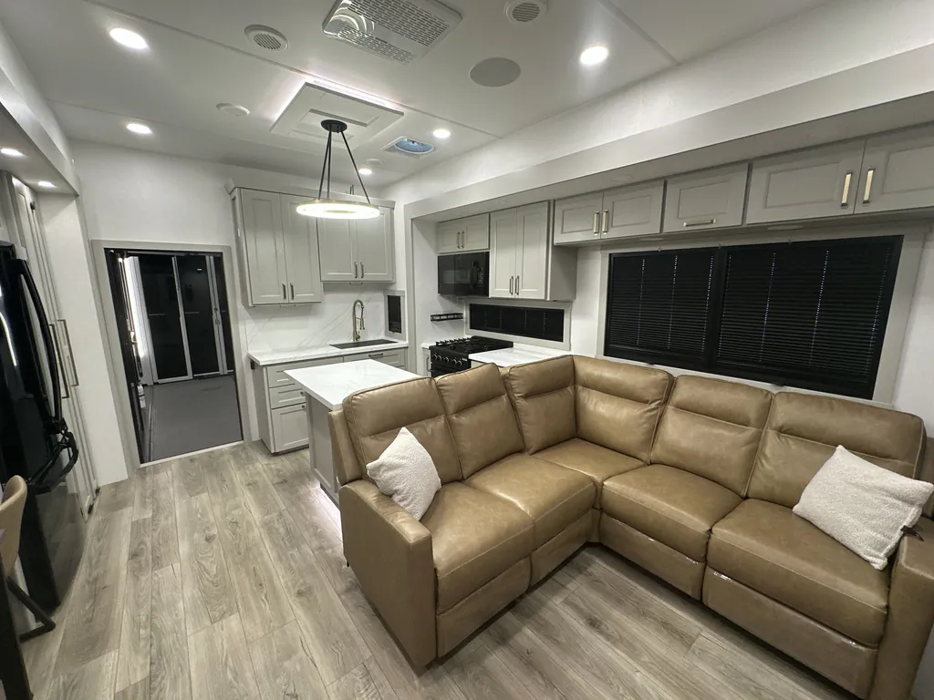 2025 Brinkley Model G 3950, Photos photo 2