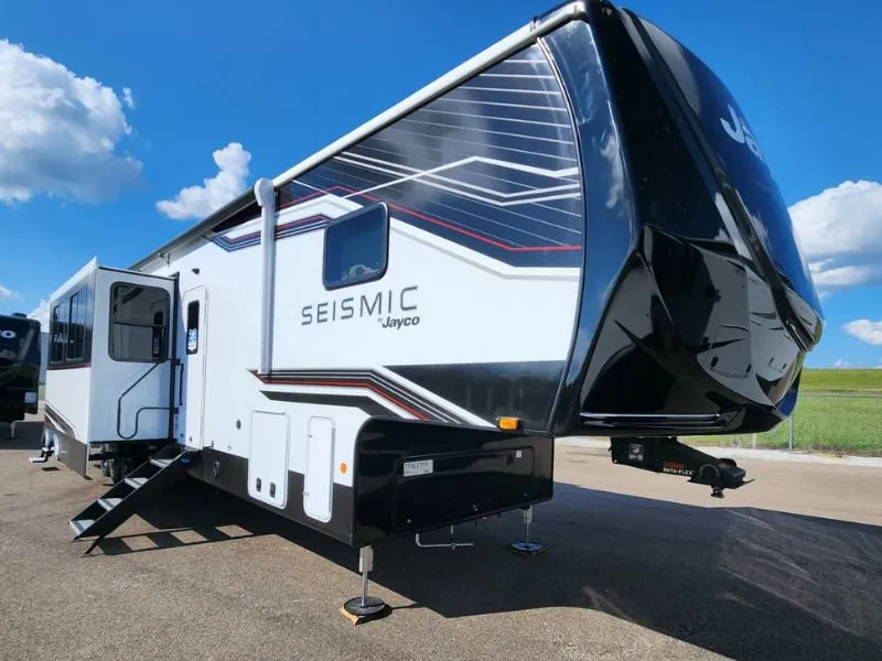 2026 Jayco Seismic 395 - Photo 2
