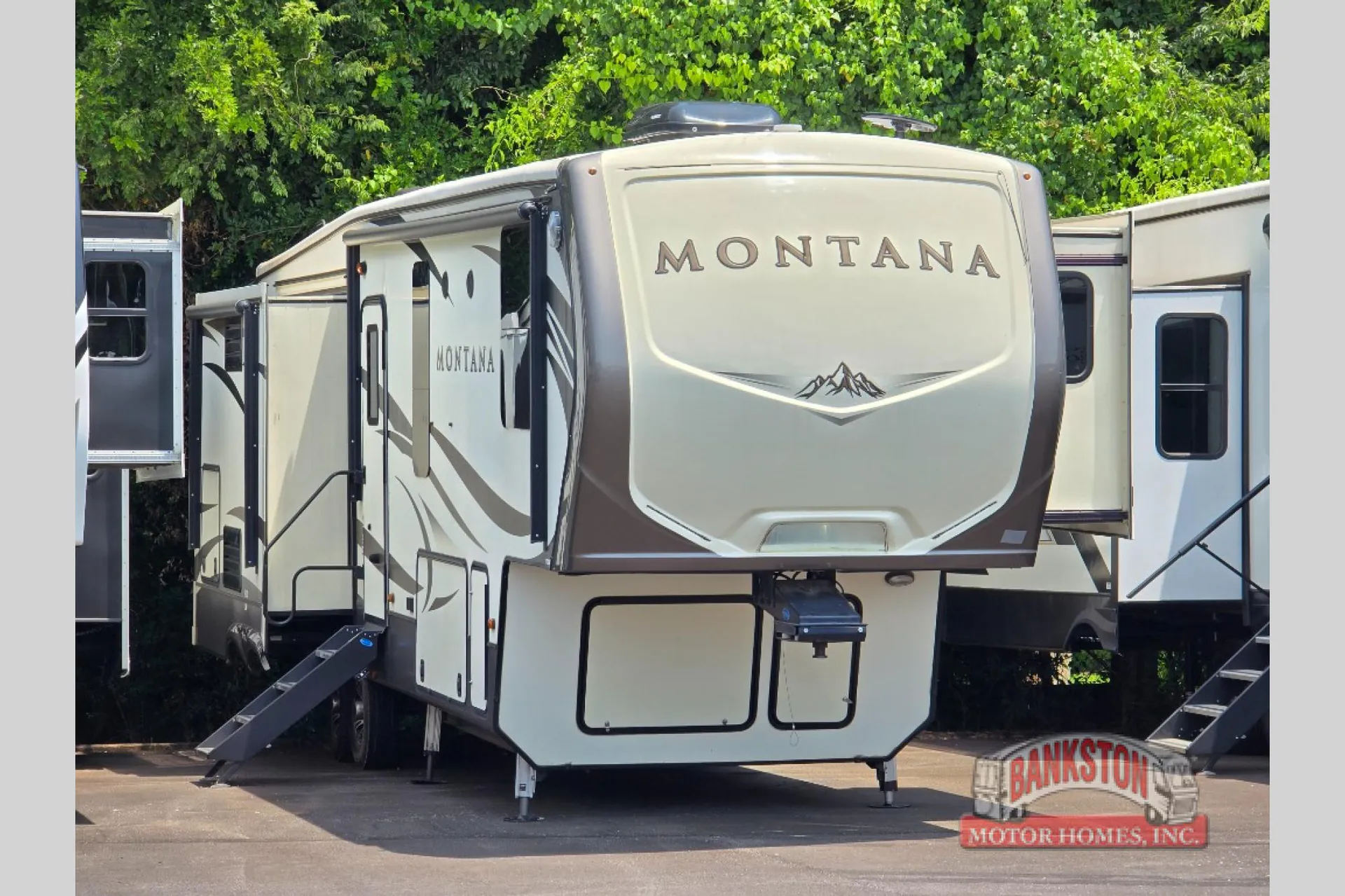 2017 Keystone Montana 3160RL - Photo 2