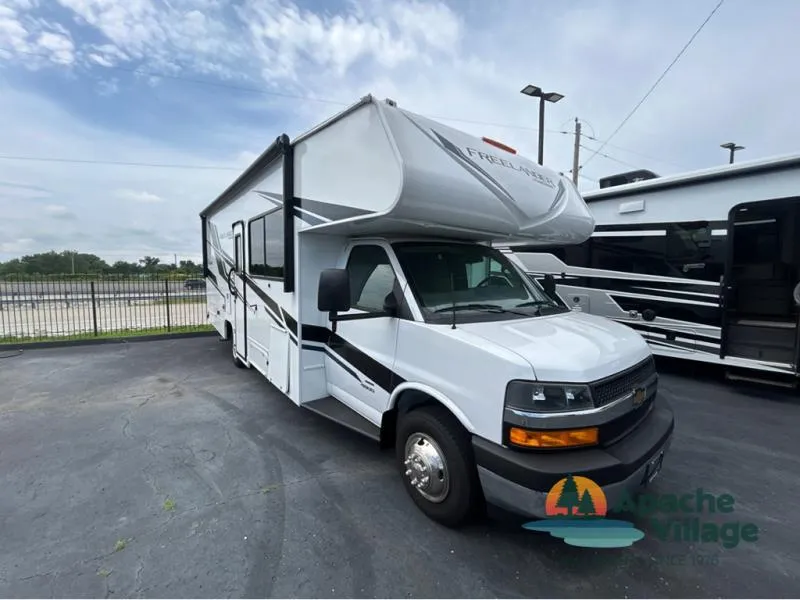 2022 Coachmen Freelander 26DS - Photo 2