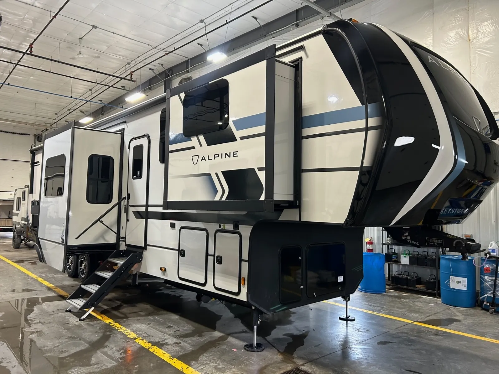 2026 Keystone Alpine 3820FK - Photo 2