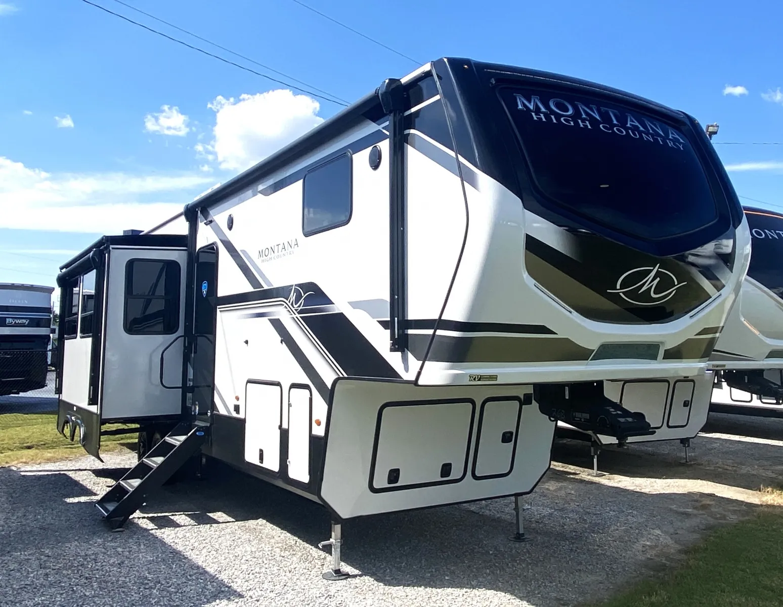 2025 Keystone Montana High Country 389BH - Photo 2