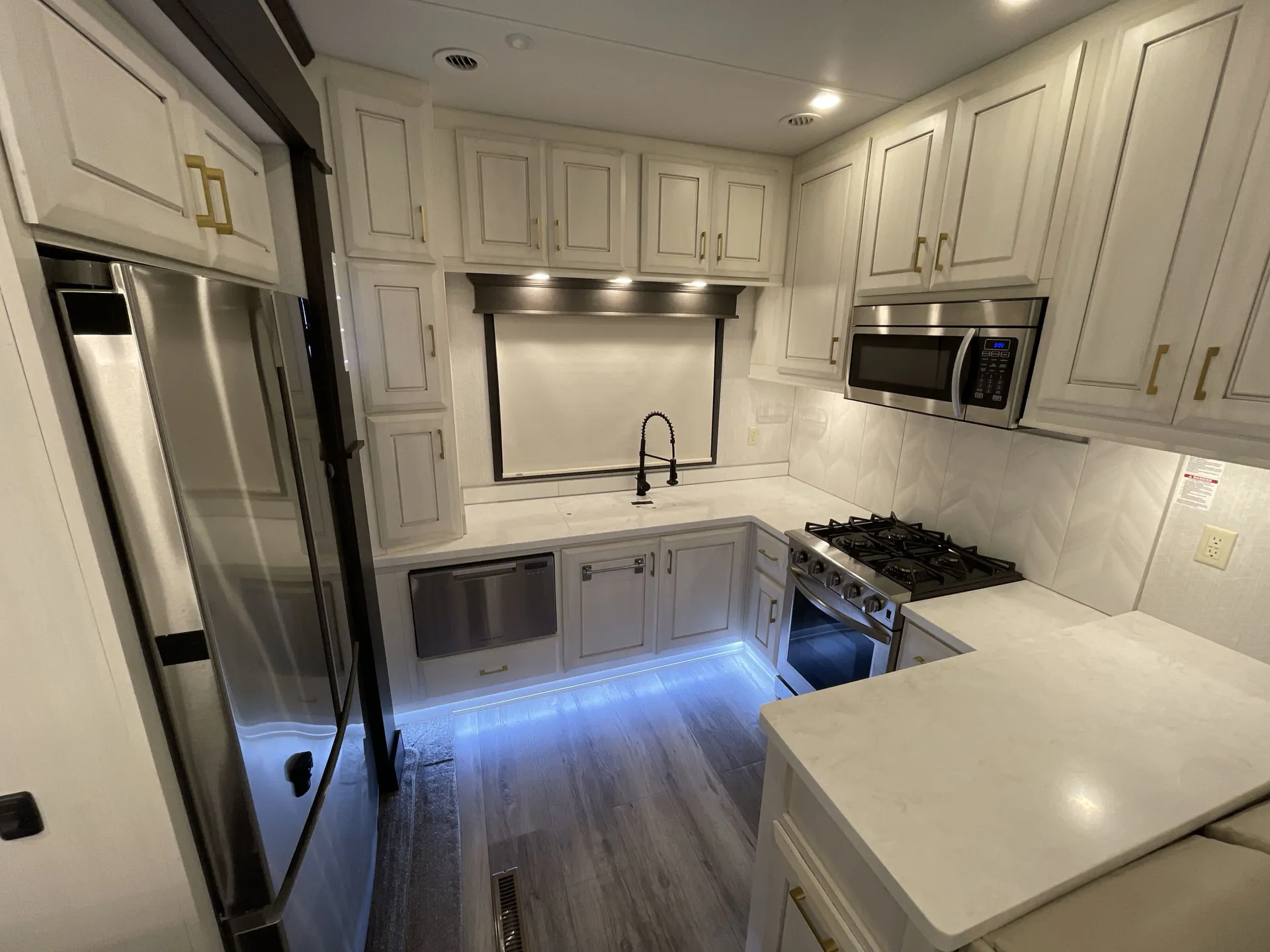 2021 DRV Mobile Suites 41RKDB — living area main
