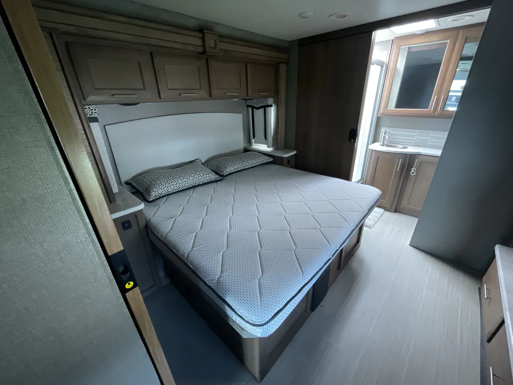 2022 Thor Motor Coach Magnitude RS36, Photos photo 12