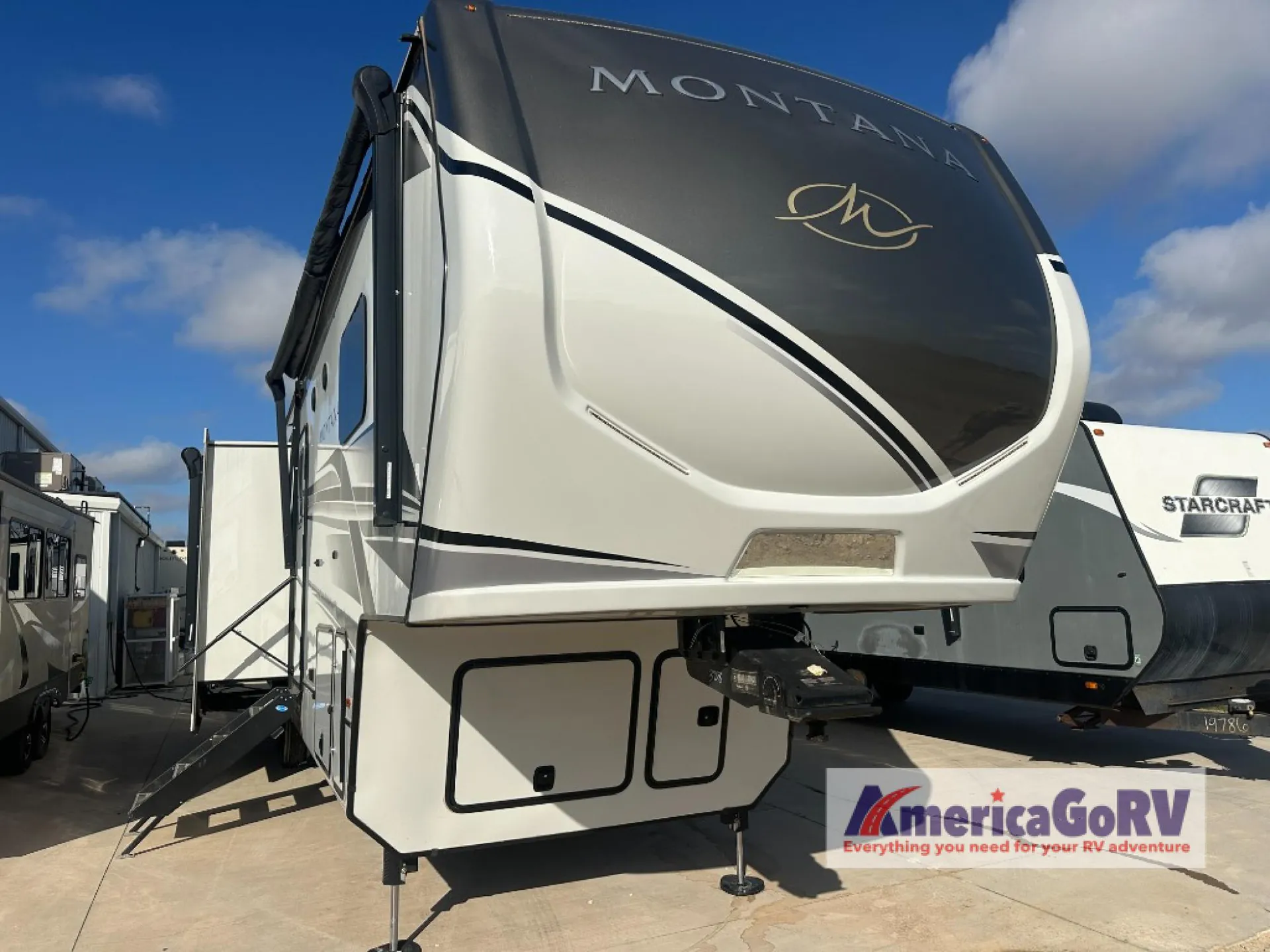 2024 Keystone Montana 3915TB - Photo 2