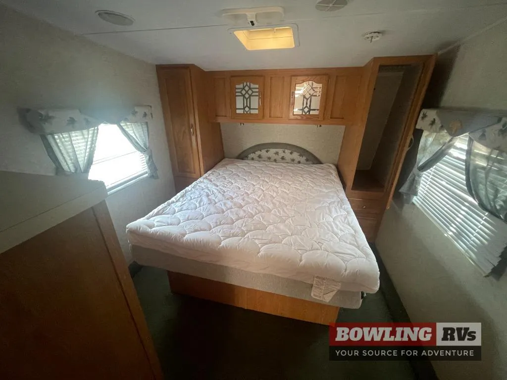 2004 Forest River RV Sierra 30RLSS - Photo 4