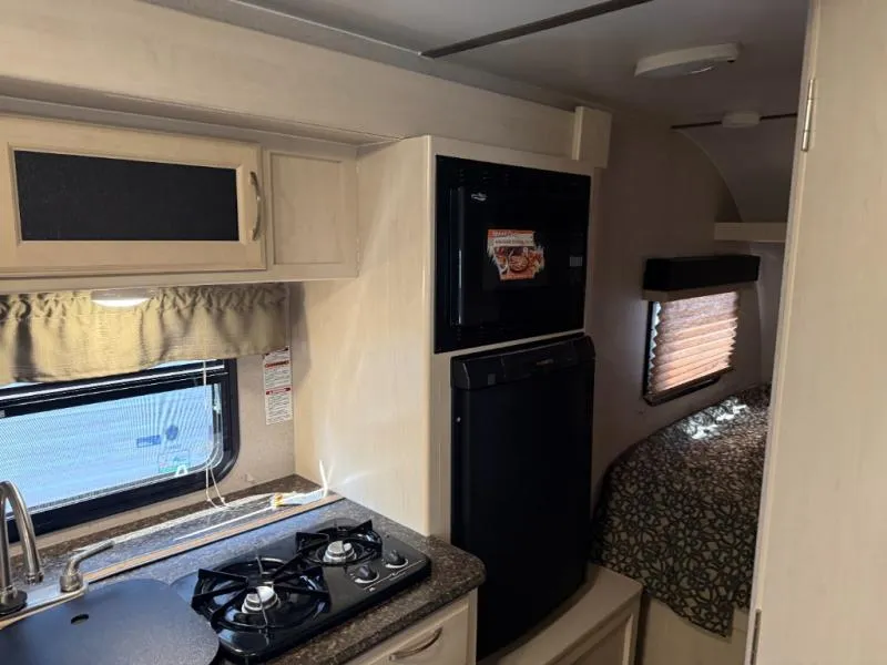 2018 Winnebago Industries Towables Minnie Drop 190RD - Photo 4