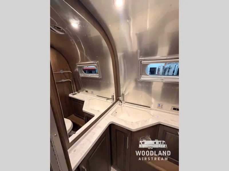 2026 Airstream Classic 28RB - Photo 3