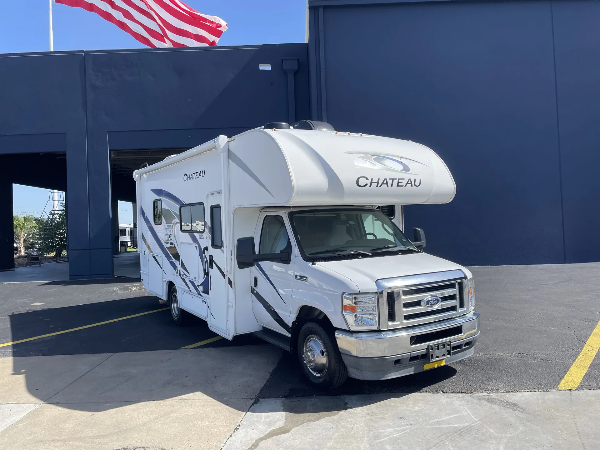 2022 Thor Motor Coach Chateau 25M - Photo 2