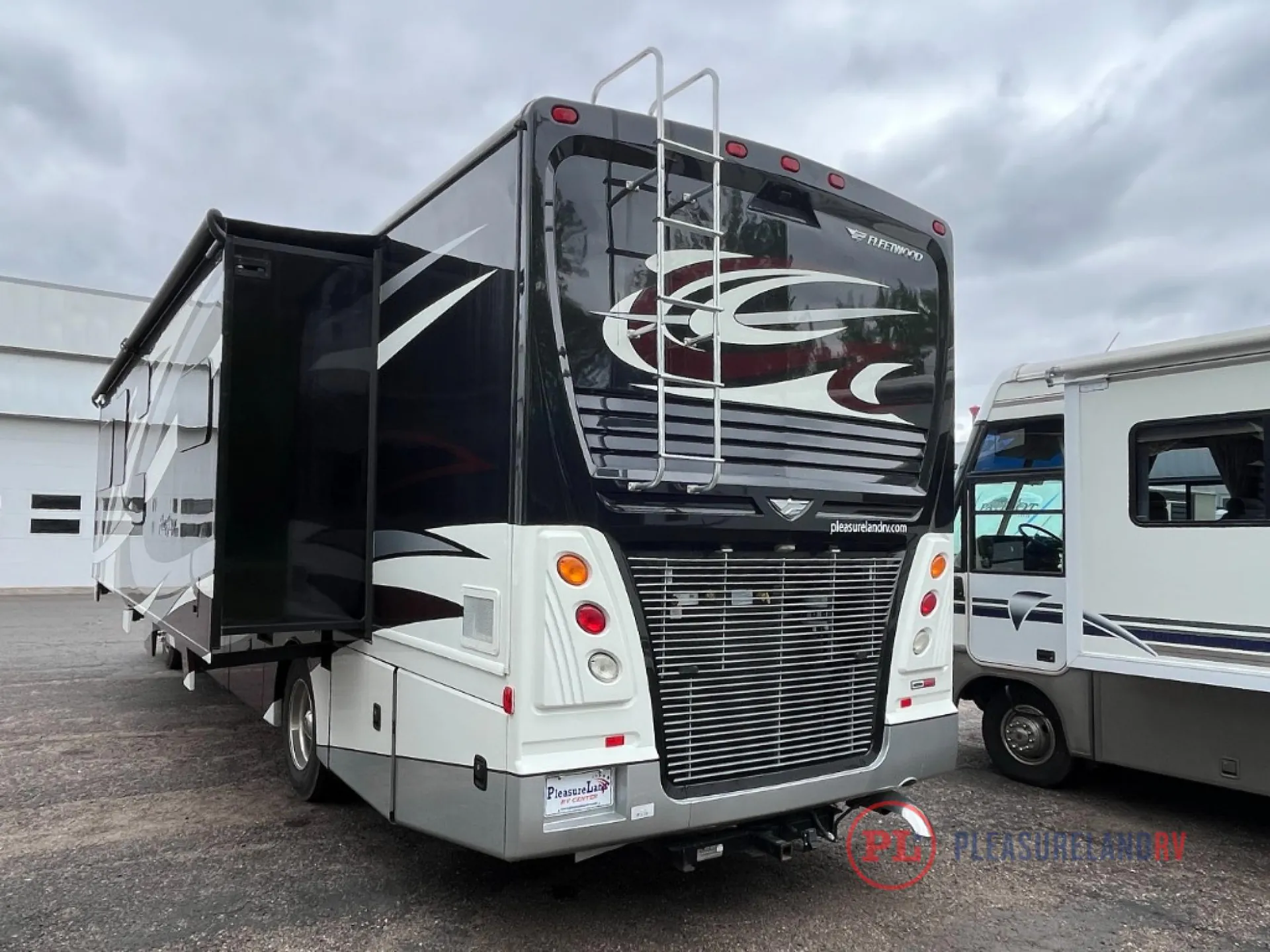 2018 Fleetwood Pace Arrow LXE 38N - Photo 4