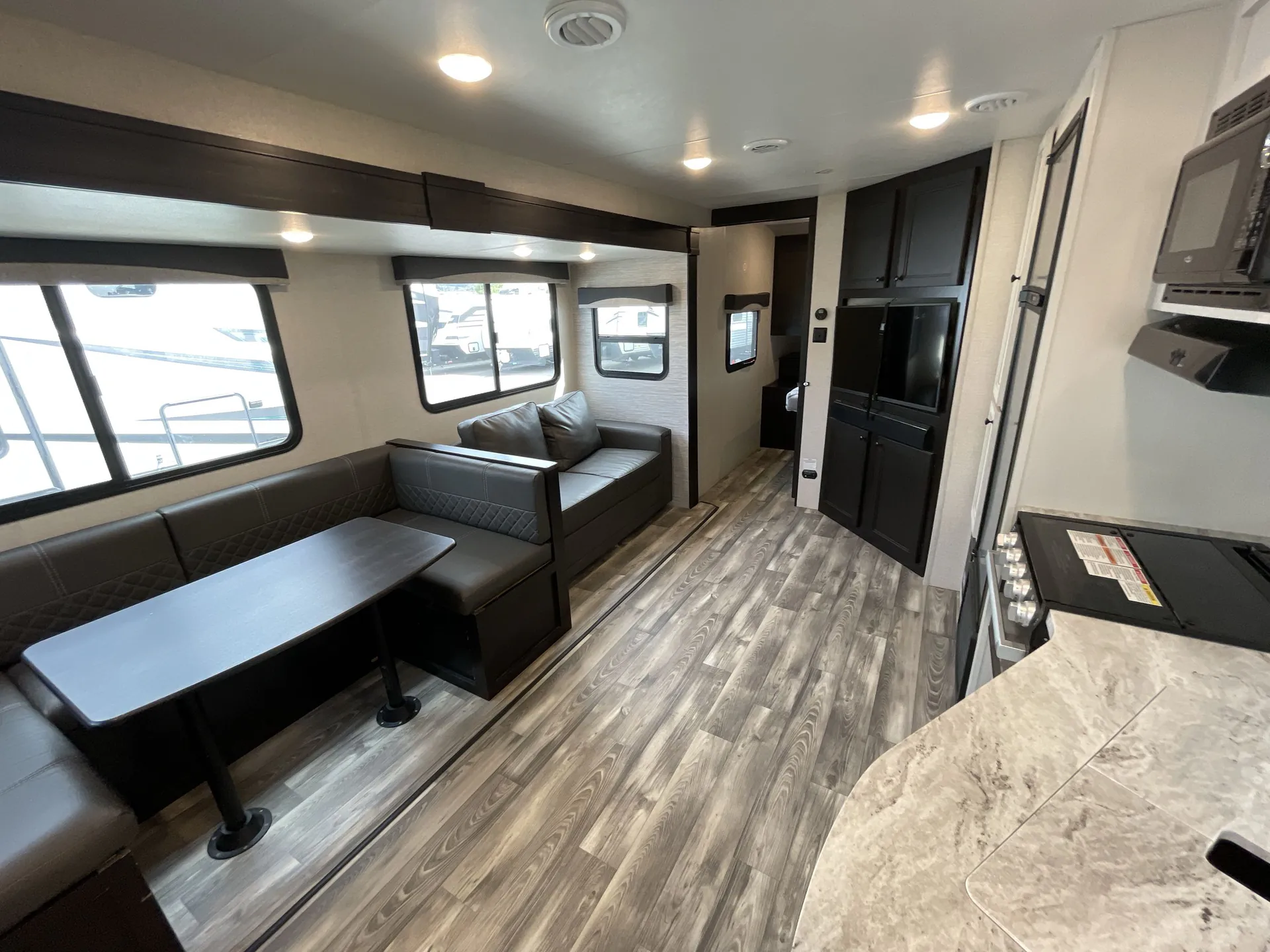 2022 Highland Ridge Range Lite 252RB — living area main