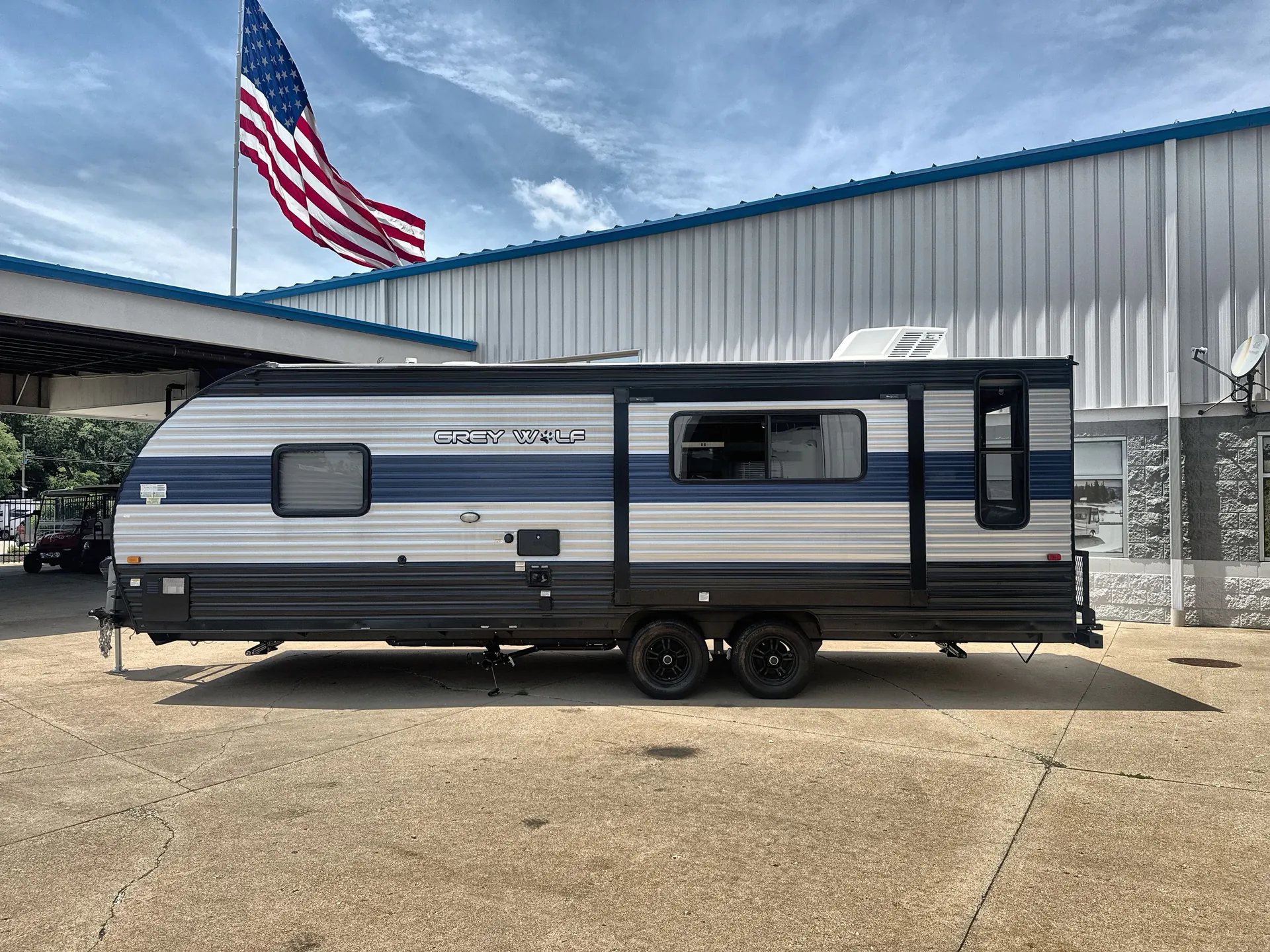 2022 Forest River Cherokee Grey Wolf 22RR — off campside