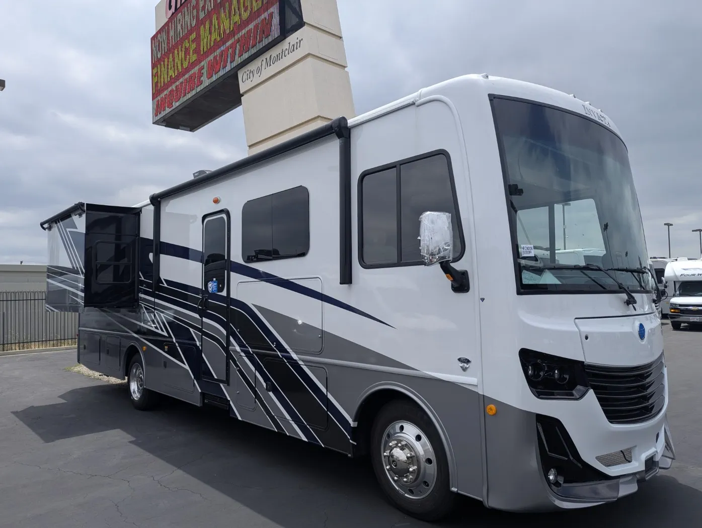 2026 Holiday Rambler Invicta 33HB - Photo 2