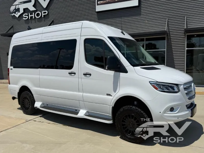 2025 Midwest Automotive Designs Luxe Cruiser D4 - Photo 2