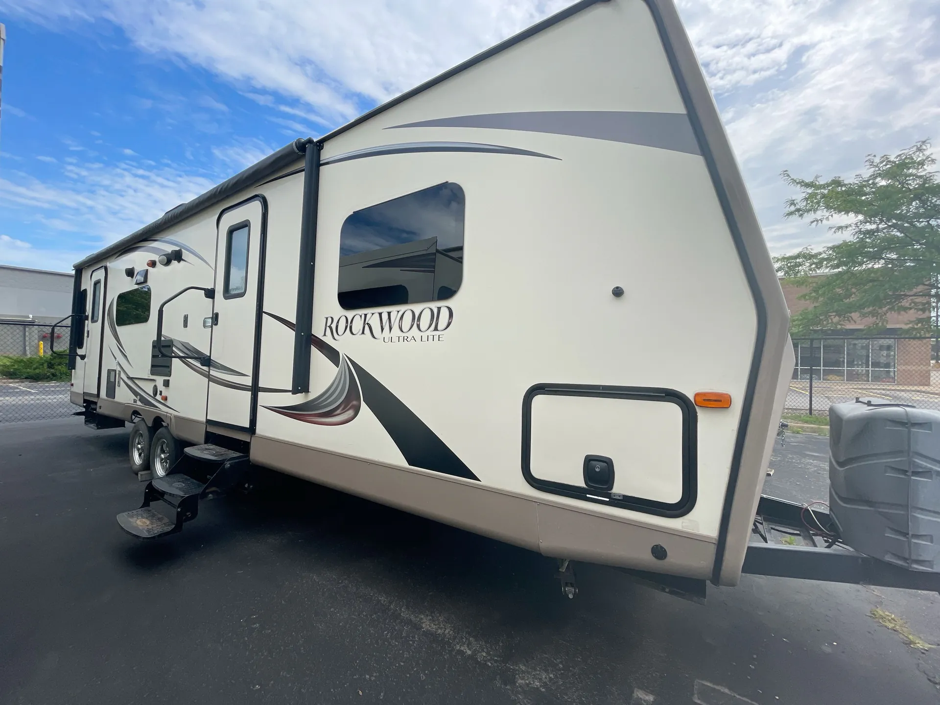 2016 Forest River Rockwood Ultra Lite 2904WS — campside