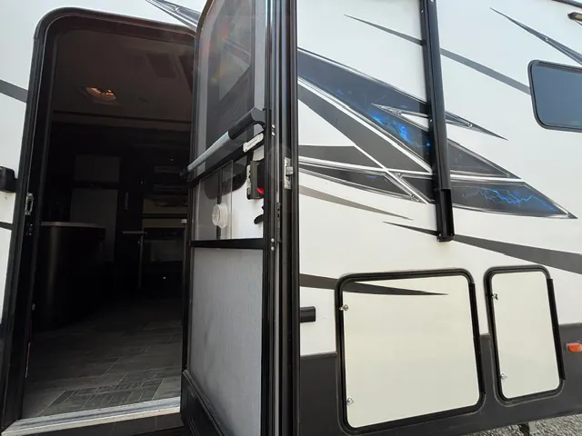 2018 Dutchmen Voltage Triton 3551, Photos photo 15