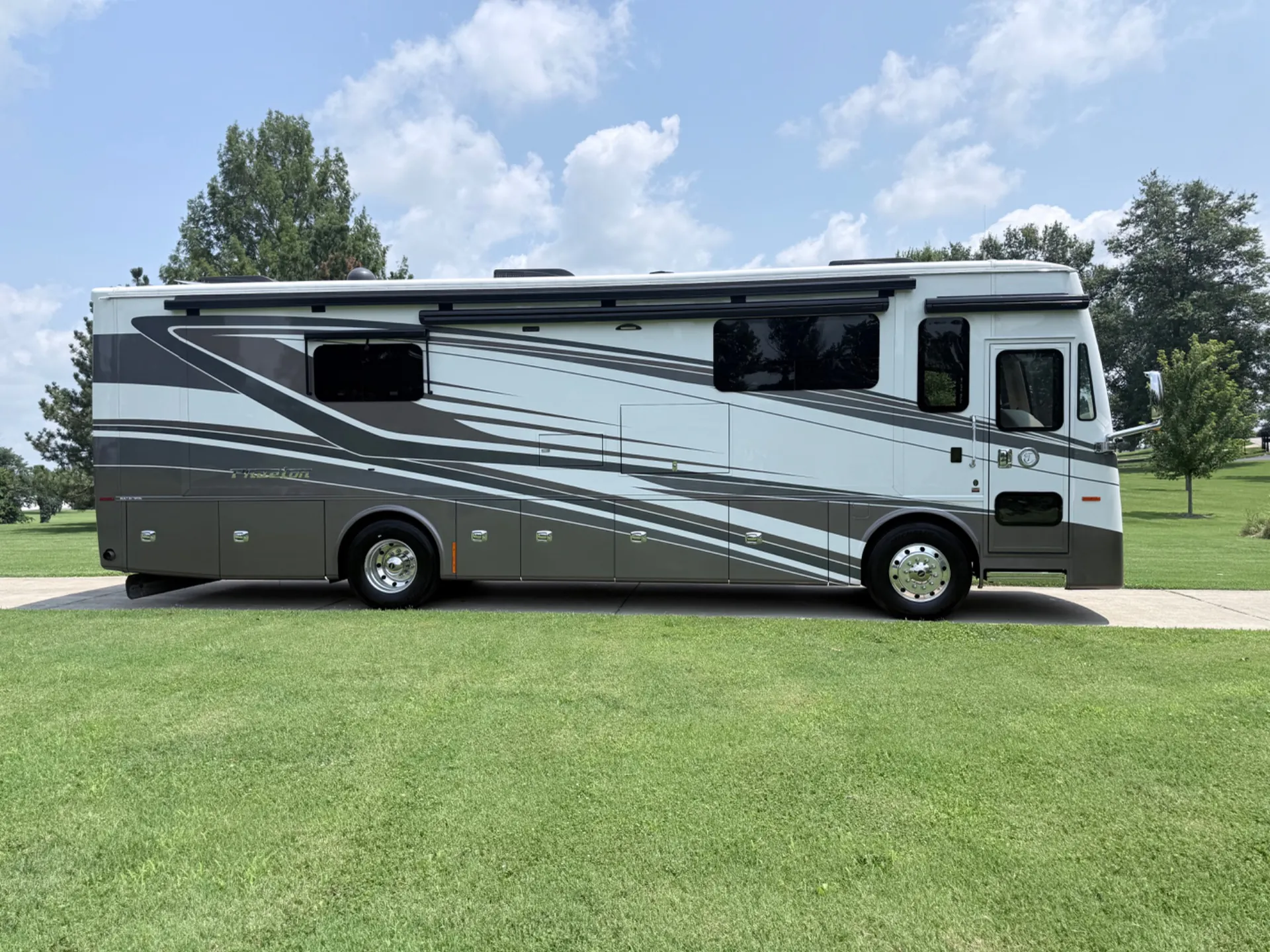 2024 Tiffin Phaeton 35 CH - Photo 3