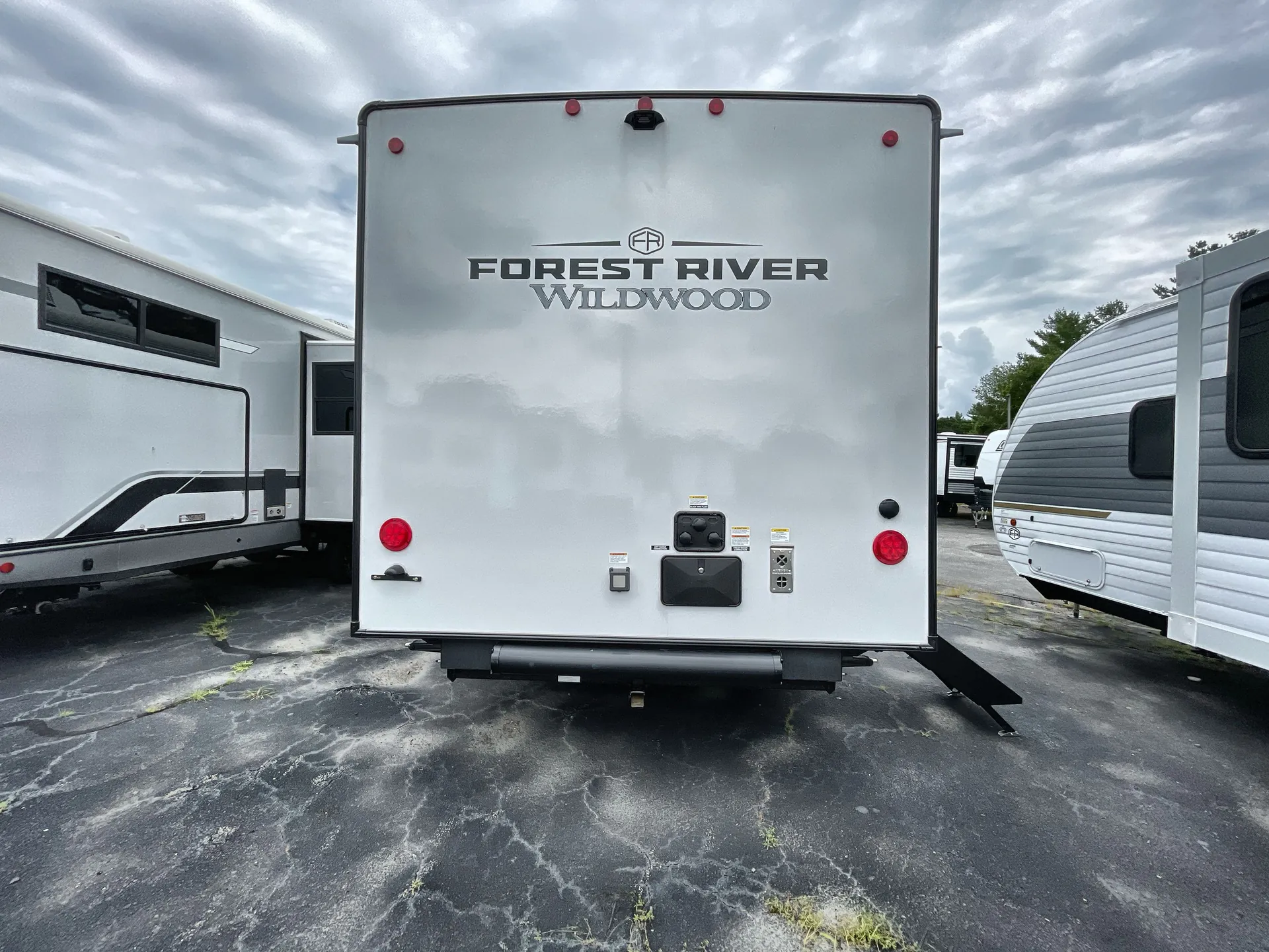 2027 Forest River Wildwood Heritage Glen Hyper-Lyte 21RBHL — backside