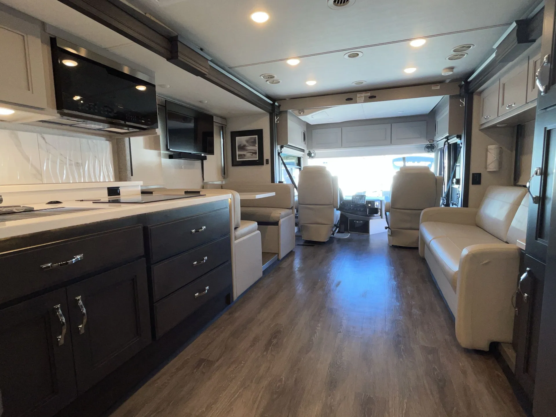 2024 Thor Motor Coach Riviera 39BH — living area main