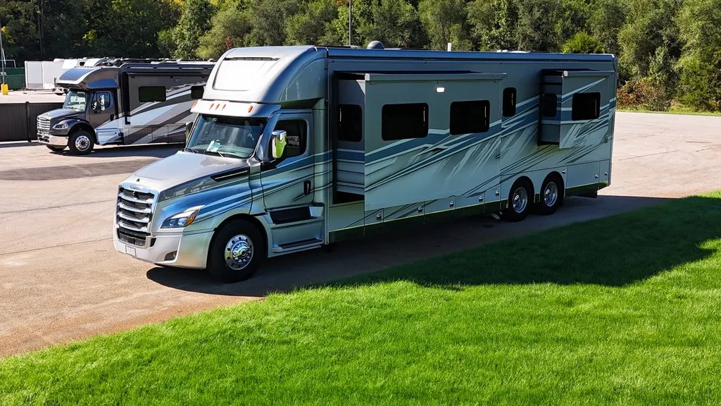 2024 Renegade RV XL X45BBC - Photo 2