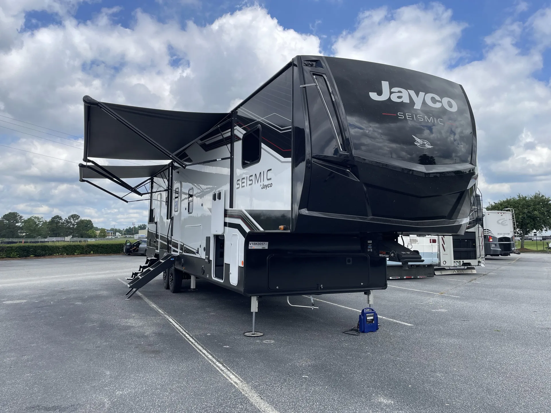 2027 Jayco Seismic 359 - Photo 2