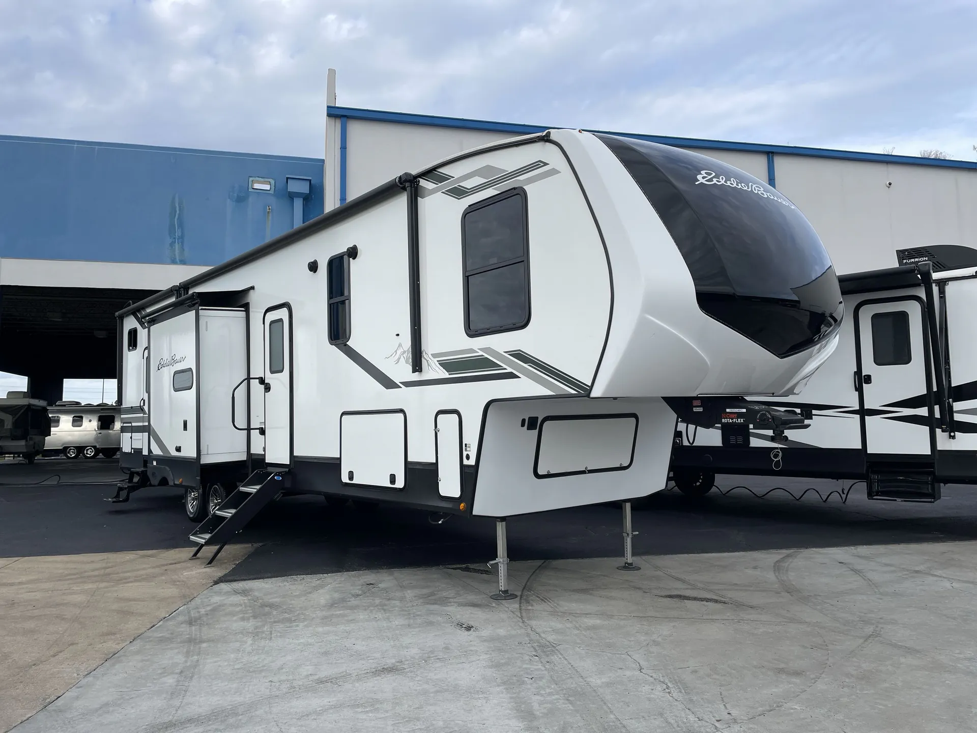 2024 dutchmen Eddie Bauer Signature 360LF - Photo 2