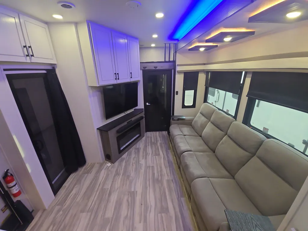 2025 Jayco Seismic Luxury Series 4113, Photos photo 3